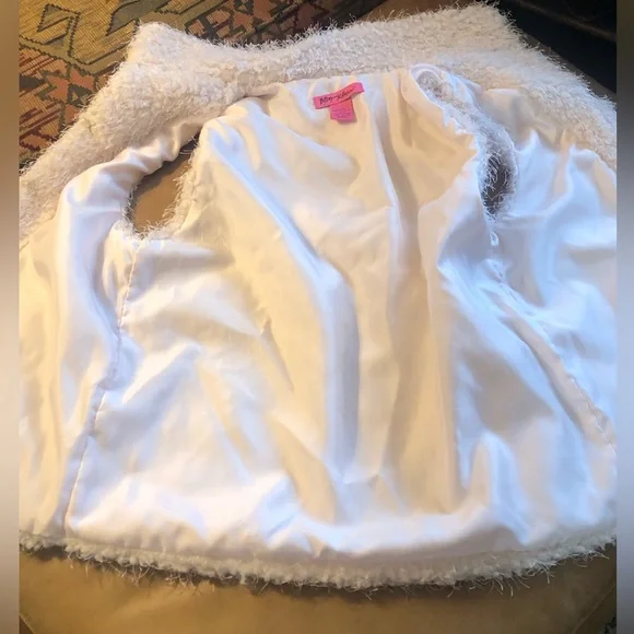 Betsey Johnson Faux Fur Off White Vest .Front Hook Eye Close and Pockets. Size M - Picture 7 of 13